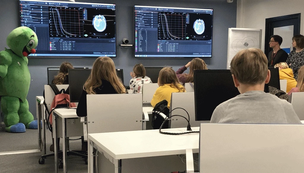 Koululaiset pääsivät ohjelmoimaan Varianilla - Schoolkids introduced to programming at Varian